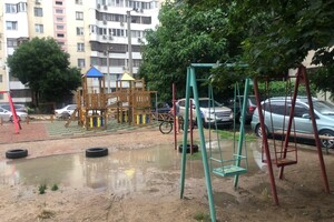 Убогоустройство: на Пишоновской построили странную детскую площадку  фото