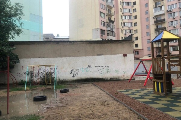 Убогоустройство: на Пишоновской построили странную детскую площадку  фото 4