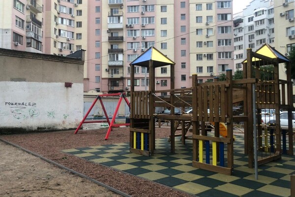 Убогоустройство: на Пишоновской построили странную детскую площадку  фото 8