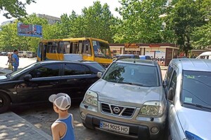 На Бочарова маршрутка протаранила автомобили: водителю стало плохо (обновлено) фото