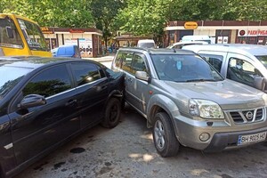 На Бочарова маршрутка протаранила автомобили: водителю стало плохо (обновлено) фото 1