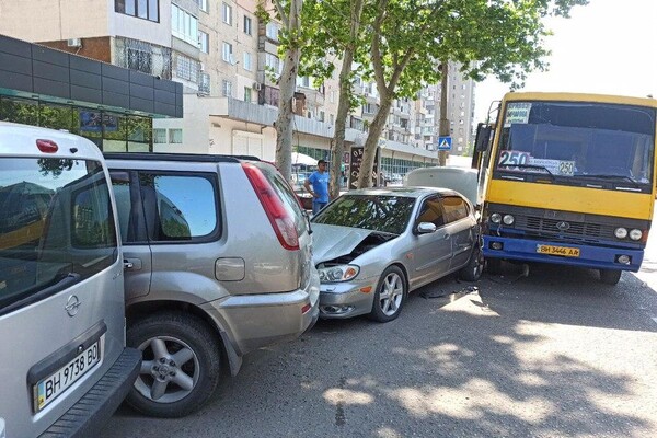 На Бочарова маршрутка протаранила автомобили: водителю стало плохо (обновлено) фото 2