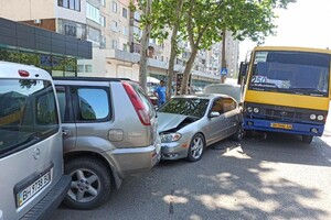 На Бочарова маршрутка протаранила автомобили: водителю стало плохо (обновлено) фото 3