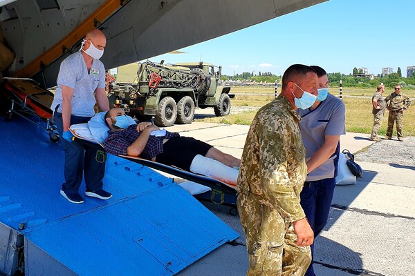 Война продолжается: в Одессу прибыл борт с ранеными военными  фото