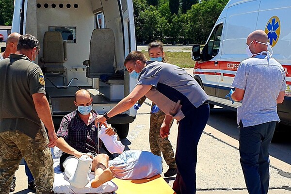 Война продолжается: в Одессу прибыл борт с ранеными военными  фото 1