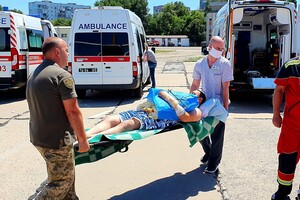 Война продолжается: в Одессу прибыл борт с ранеными военными  фото 2