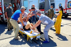 Война продолжается: в Одессу прибыл борт с ранеными военными  фото 3