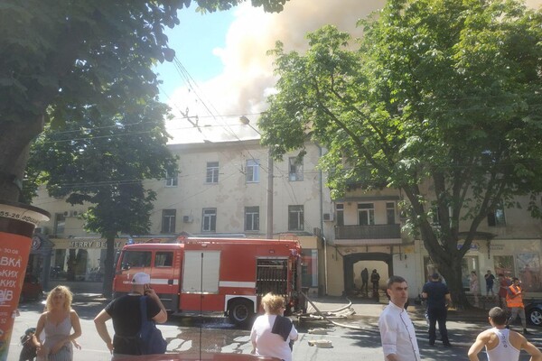 Пожар на Бунина: пылают два этажа и крыша (обновлено) фото