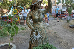 Рыбачка Соня: в одесском дворике на Молдаванке установили скульптуру фото 1
