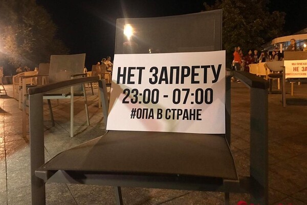 Пустые стулья на Приморском: владельцы заведений устроили протест фото 1