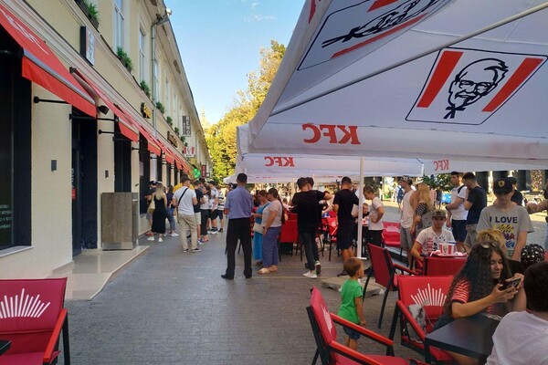 Первый KFC в Одессе: Дерибасовская пятый день подряд в очередях фото