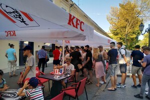 Первый KFC в Одессе: Дерибасовская пятый день подряд в очередях фото 1