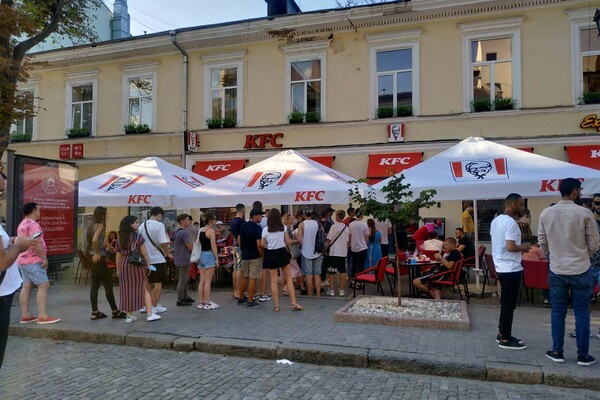 Первый KFC в Одессе: Дерибасовская пятый день подряд в очередях фото 2