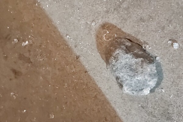 В Одессе хулиганы кидали камни в трамваи: разбиты стекла и ранен водитель фото