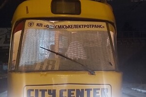 В Одессе хулиганы кидали камни в трамваи: разбиты стекла и ранен водитель фото 1