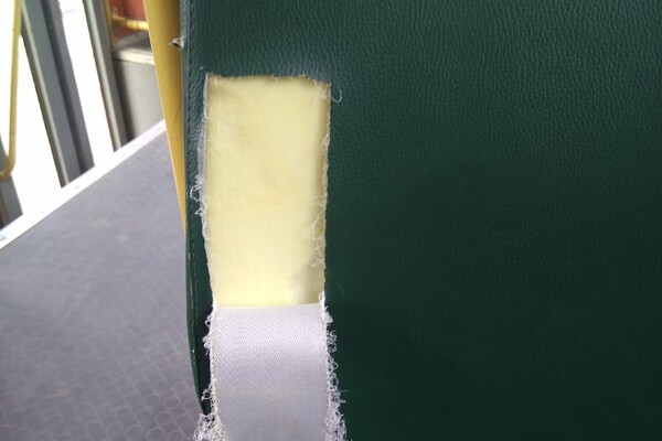 В Одессе хулиганы кидали камни в трамваи: разбиты стекла и ранен водитель фото 3