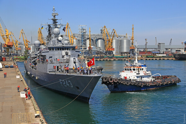 Иди смотреть: в одесский порт зашли пять кораблей НАТО фото 3
