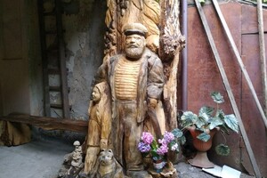 Скульптура из древнего тополя: что посмотреть во дворике на Успенской фото
