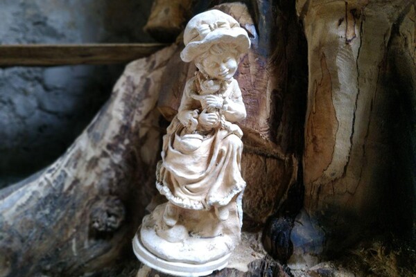 Скульптура из древнего тополя: что посмотреть во дворике на Успенской фото 1