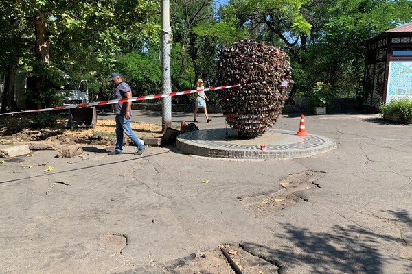 В центре Одессы возле Тещиного моста ремонтируют улицу: фоторепортаж  фото 19