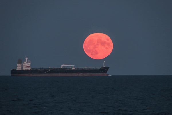 Ночью одесситы любовались огромной красной луной: фотофакт  фото 3