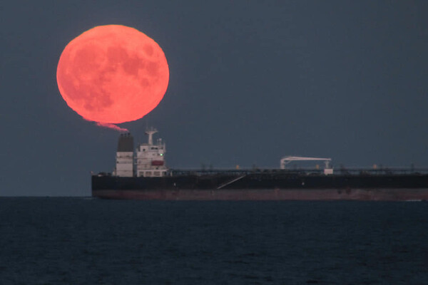 Ночью одесситы любовались огромной красной луной: фотофакт  фото 4
