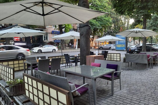 Обнаглели вкрай: кафе и рестораны, которые захватили тротуар в центре Одессы фото 4