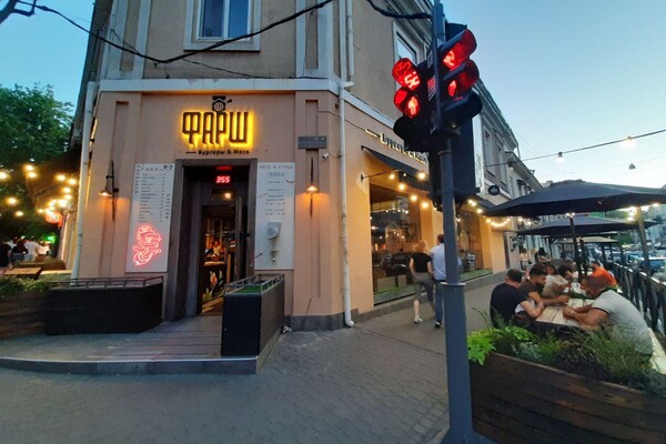 Обнаглели вкрай: кафе и рестораны, которые захватили тротуар в центре Одессы фото 8