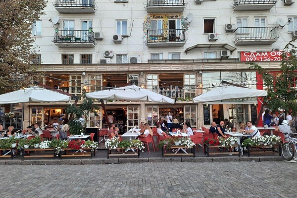 Обнаглели вкрай: кафе и рестораны, которые захватили тротуар в центре Одессы фото 1