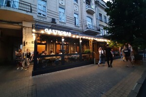 Обнаглели вкрай: кафе и рестораны, которые захватили тротуар в центре Одессы фото 12