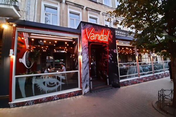 Обнаглели вкрай: кафе и рестораны, которые захватили тротуар в центре Одессы фото 13