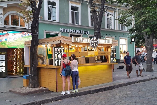 Обнаглели вкрай: кафе и рестораны, которые захватили тротуар в центре Одессы фото 15