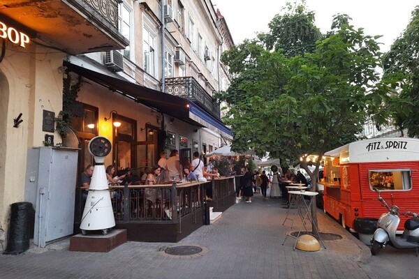 Обнаглели вкрай: кафе и рестораны, которые захватили тротуар в центре Одессы фото 16