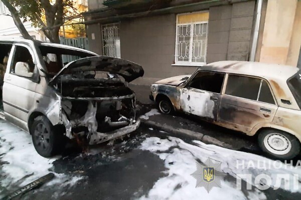 Ночь &quot;с огоньком&quot;: в Одессе сгорели три автомобиля фото 1