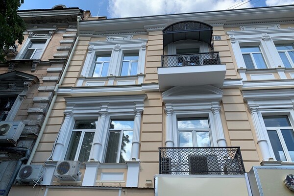 Портят вид: владельцев фасадных квартир в центре Одессы просят убрать кондиционеры  фото 1