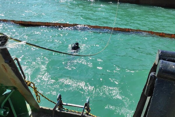 Подъем танкера Delfi снова затягивается: водолазам мешают сильные волны фото 1