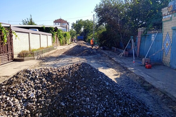 В Малиновском районе асфальтируют несколько переулков: где проходит ремонт  фото 1