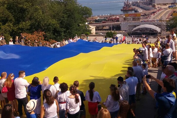 Огромные флаги, дрифт и Вакарчук: как Одесса отмечает День Государственного флага фото