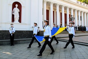 Огромные флаги, дрифт и Вакарчук: как Одесса отмечает День Государственного флага фото 1