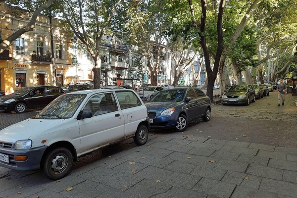 Парковка &quot;переехала&quot; на тротуары: как обстоят дела на четырехполосной Пушкинской фото 2