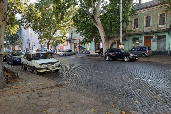 Парковка &quot;переехала&quot; на тротуары: как обстоят дела на четырехполосной Пушкинской фото 4