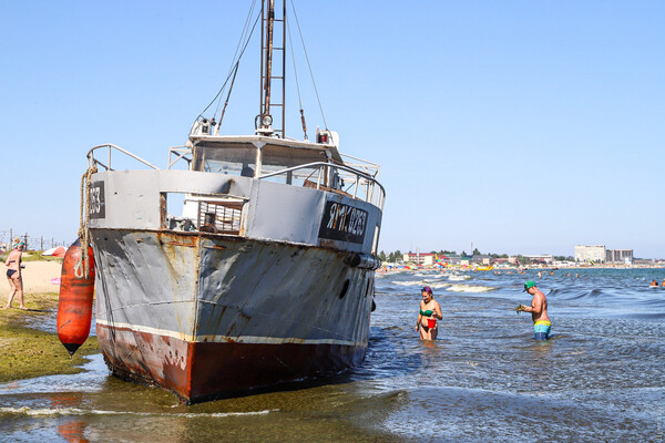 Еще один Delfi: на побережье Затоки выбросило судно фото