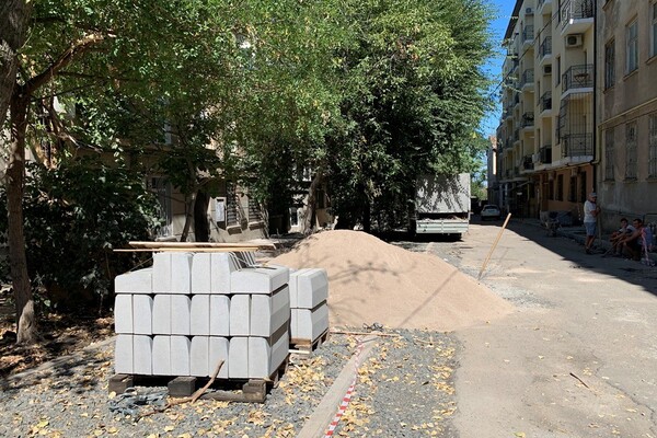 Не проедешь: в центре Одессы ремонтируют переулок  фото 7