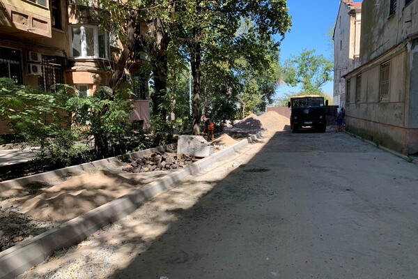 Не проедешь: в центре Одессы ремонтируют переулок  фото 13