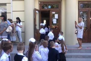 На расстоянии и в масках: как прошел Первый звонок в одесских школах фото 1