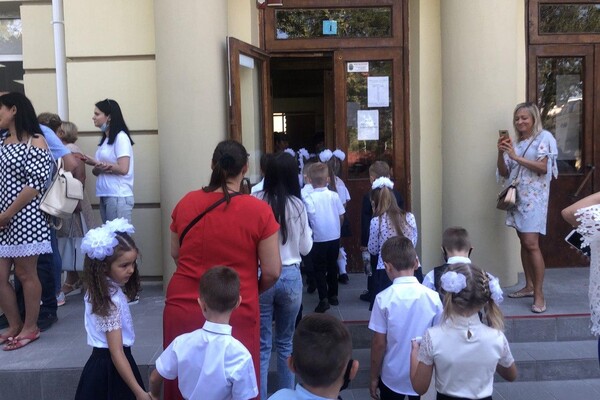 На расстоянии и в масках: как прошел Первый звонок в одесских школах фото 2
