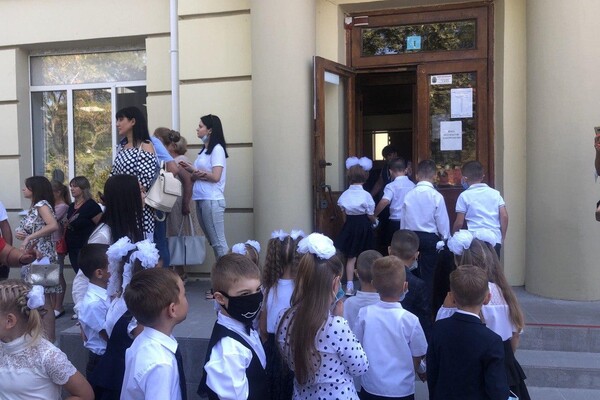 На расстоянии и в масках: как прошел Первый звонок в одесских школах фото 3