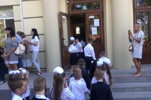 На расстоянии и в масках: как прошел Первый звонок в одесских школах фото 4