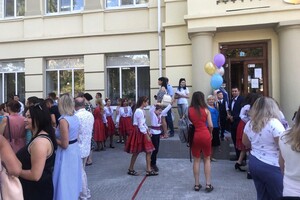 На расстоянии и в масках: как прошел Первый звонок в одесских школах фото 6