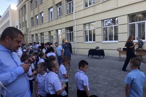 На расстоянии и в масках: как прошел Первый звонок в одесских школах фото 7